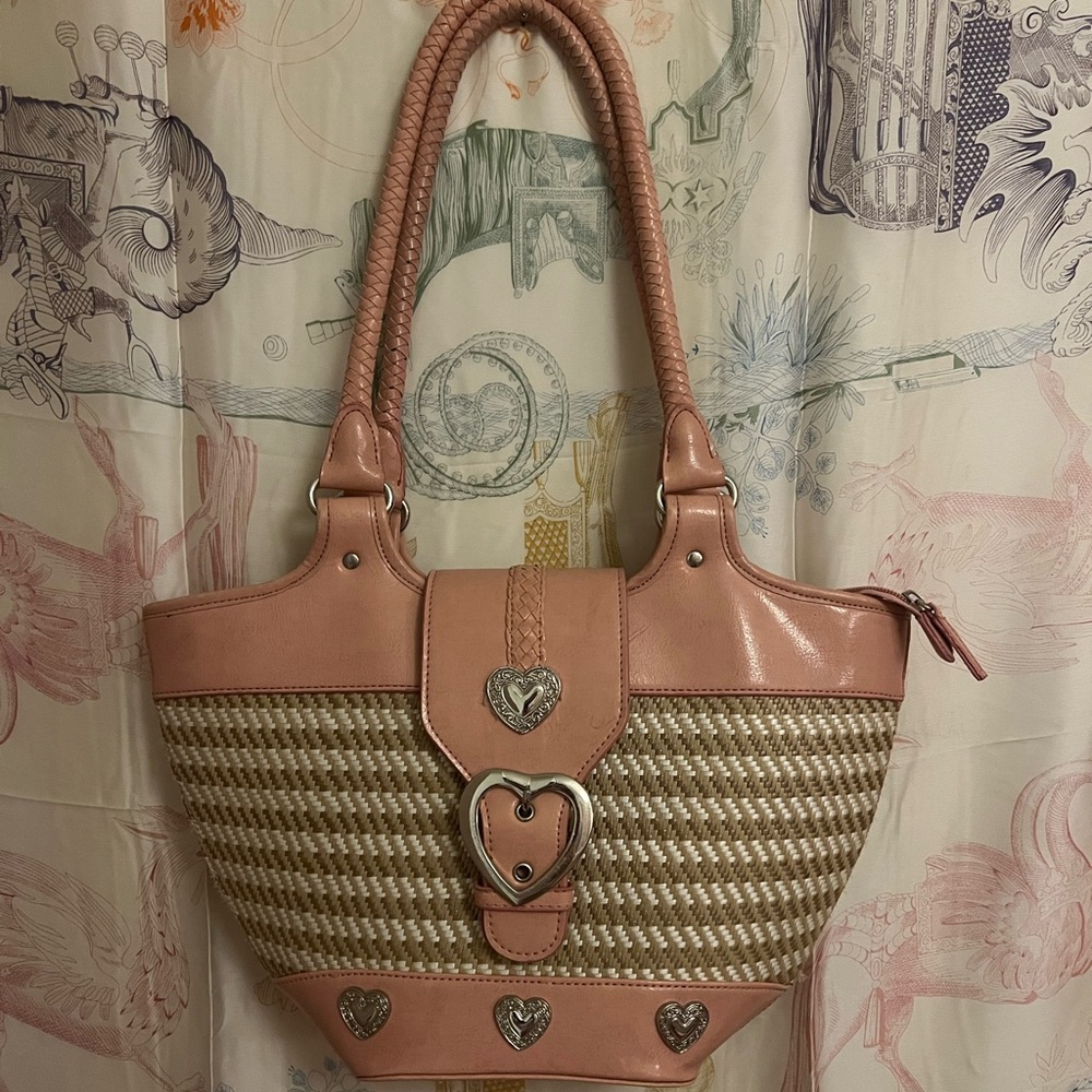 Mid size shoulder bag.